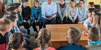 Vorlesen an der Velberter Grundschule Kuhstraße mit Peter Beyer. Fotorechte: Peter Beyer